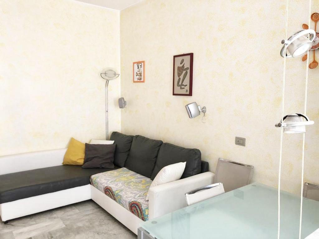 Impeccable 3 Bedroom House Up To 6 People 10 Minutes Away From Duomo *